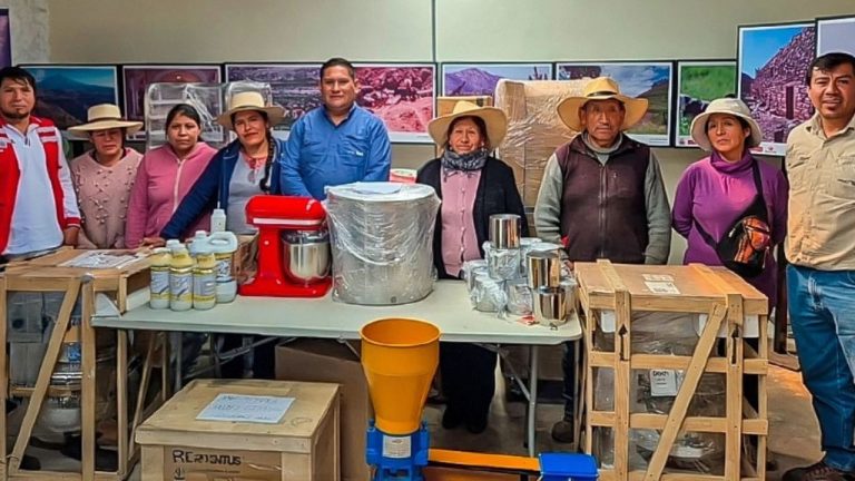 Contribuimos-a-potenciar-emprendimientos-en-Lluta-con-equipos-e-insumos