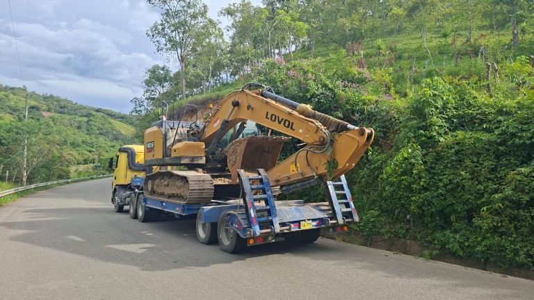 _Incautación de excavadora y vehículo utilizados para minería ilegal