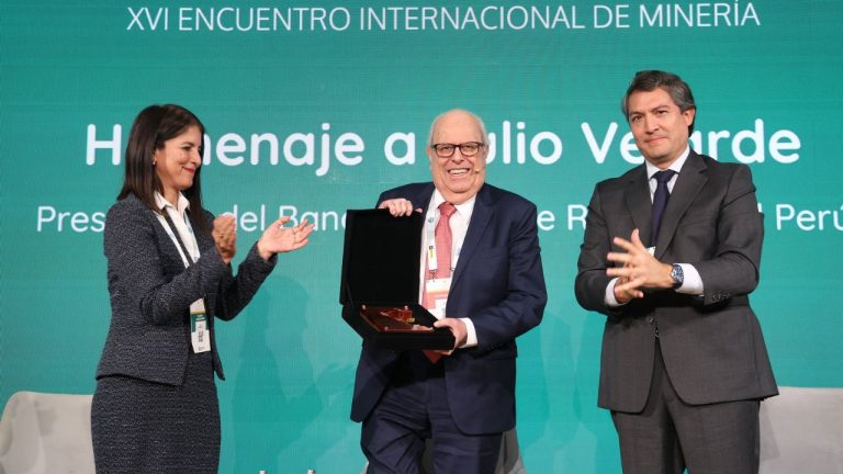 Homenaje a Julio Velarde